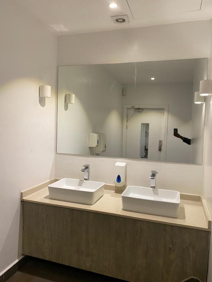 One Bedroom Apartment At A Embassy Gardens Cantonments Accra Eksteriør bilde
